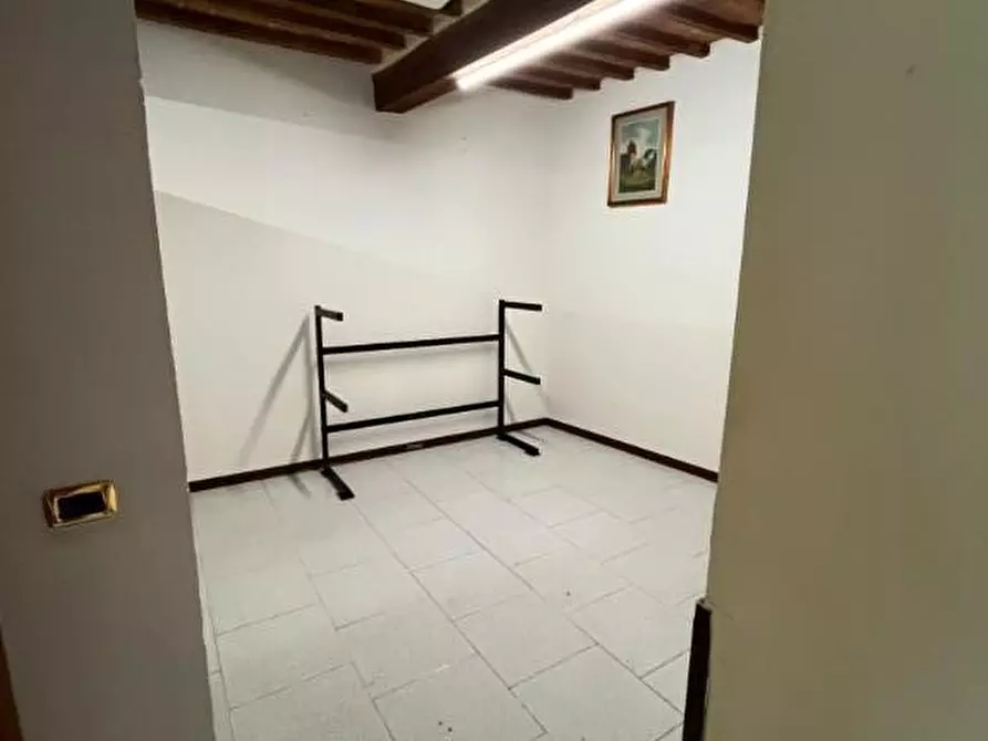 Immagine 15 di Locale commerciale in affitto  a Cascina