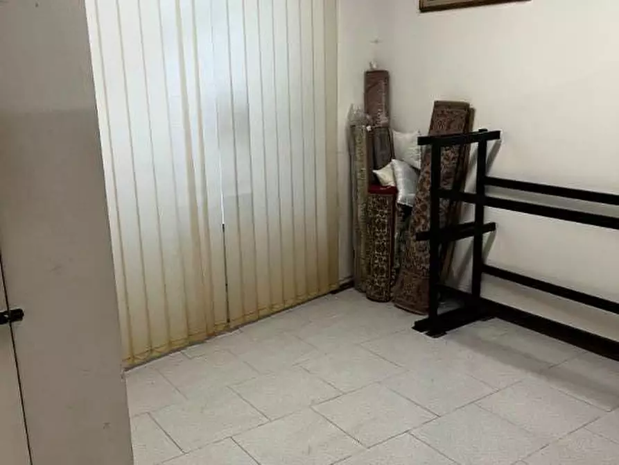 Immagine 14 di Locale commerciale in affitto  a Cascina