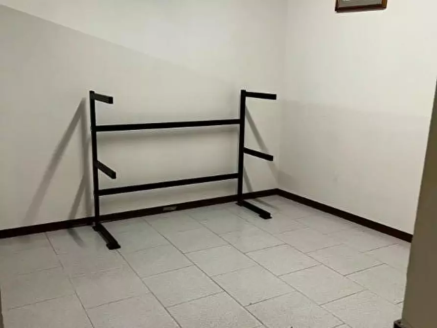 Immagine 11 di Locale commerciale in affitto  a Cascina