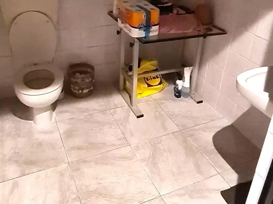 Immagine 14 di Locale commerciale in vendita  a Livorno