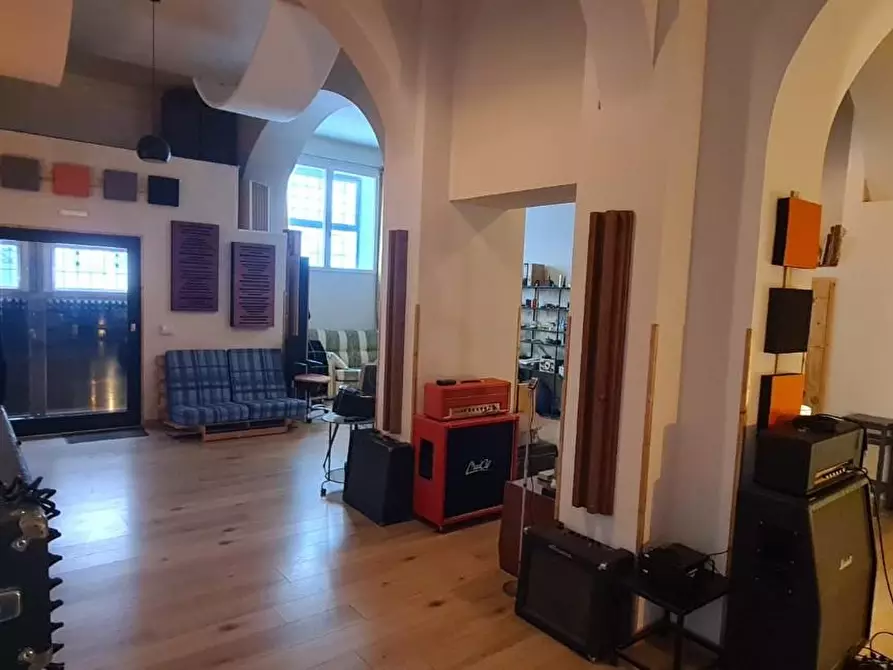 Immagine 3 di Locale commerciale in vendita  a Livorno