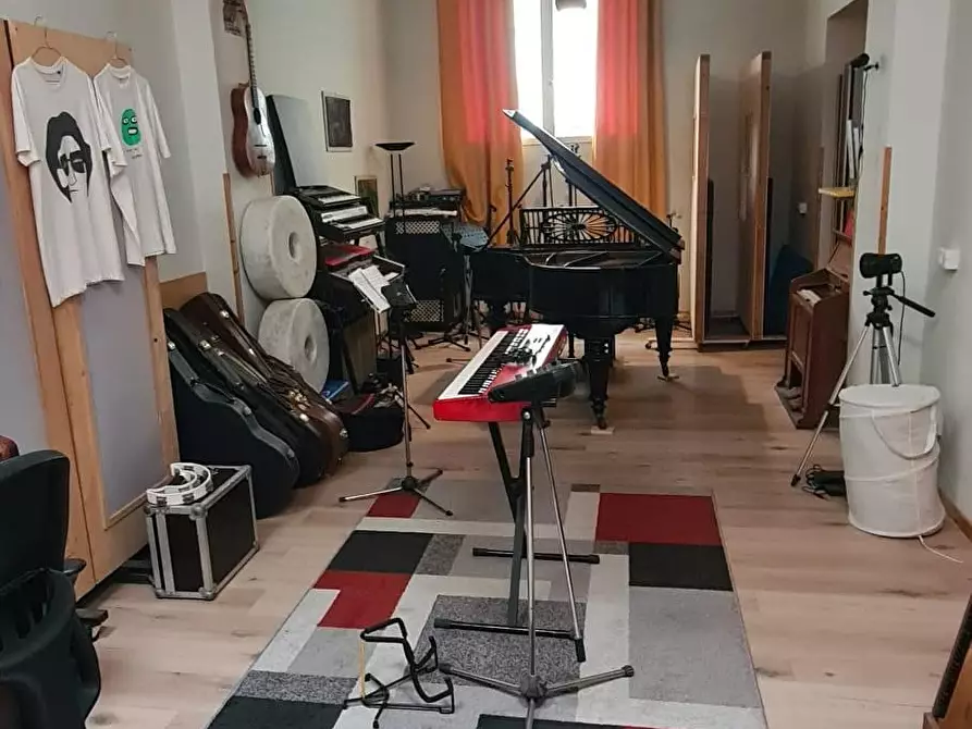 Immagine 17 di Locale commerciale in vendita  a Livorno