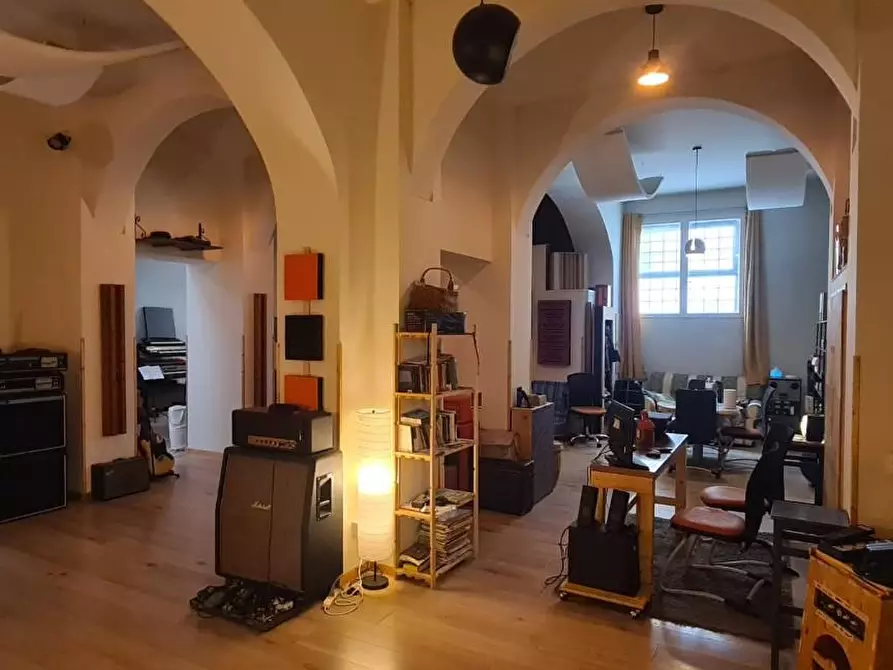 Immagine 1 di Locale commerciale in vendita  a Livorno