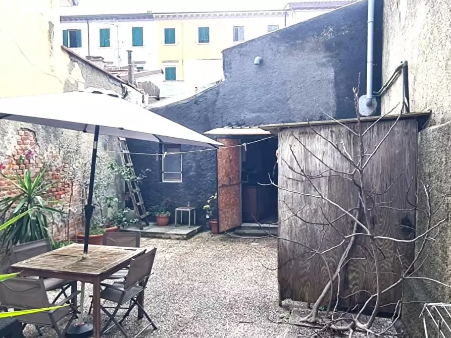 Immagine 12 di Locale commerciale in vendita  a Livorno