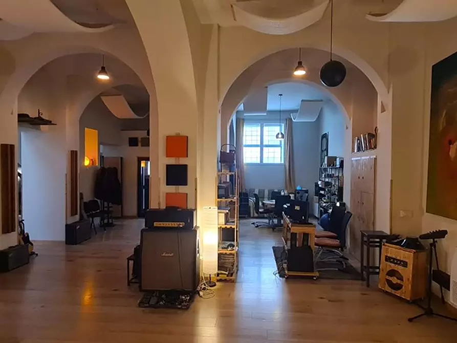 Immagine 2 di Locale commerciale in vendita  a Livorno