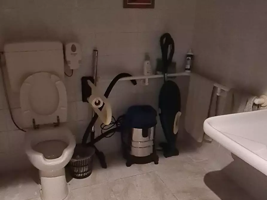 Immagine 15 di Locale commerciale in vendita  a Livorno