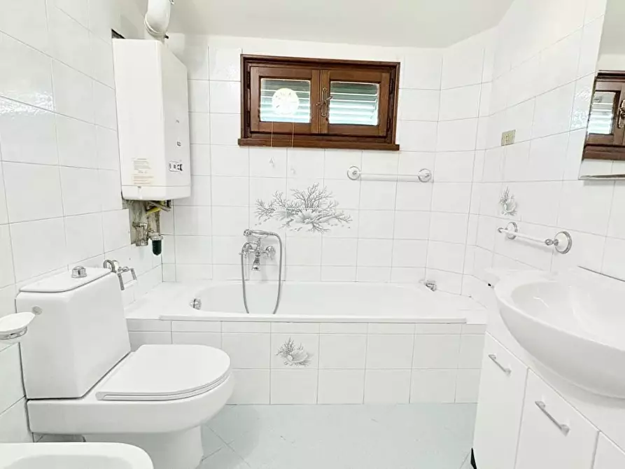 Immagine 13 di Appartamento in vendita  a Lucca