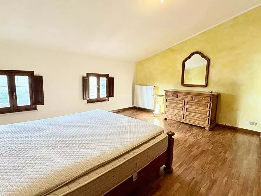 Immagine 17 di Appartamento in vendita  a Lucca