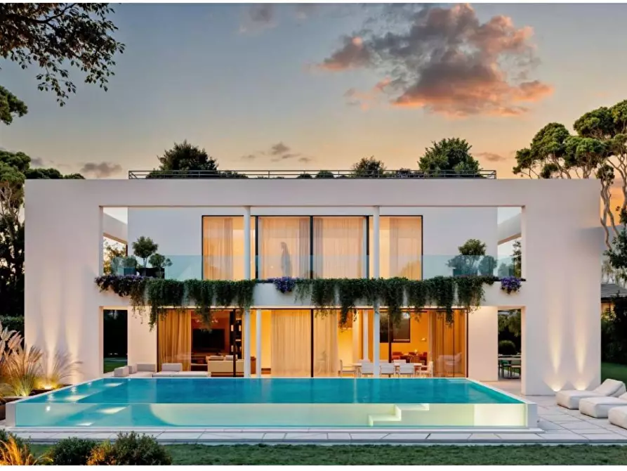 Immagine 2 di Villa in vendita  a Forte Dei Marmi