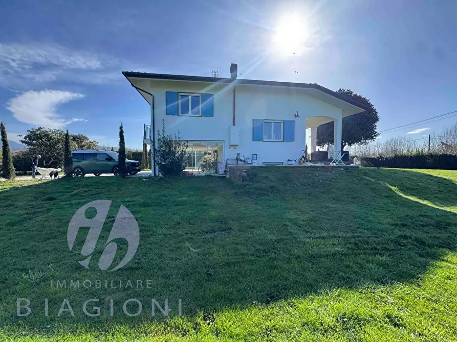 Immagine 2 di Villa in vendita  a Pietrasanta