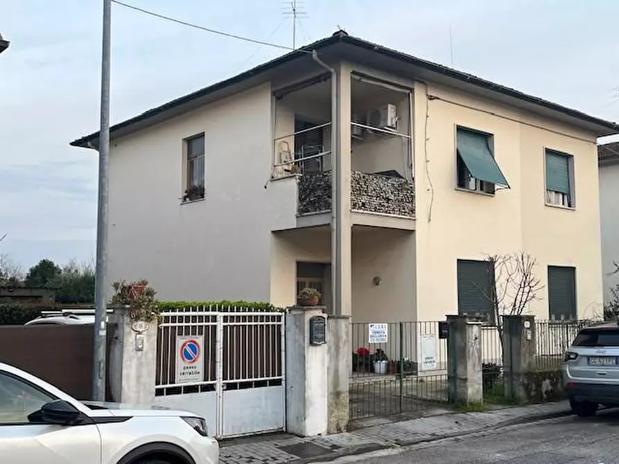 Immagine 1 di Casa bifamiliare in vendita  a Pontedera