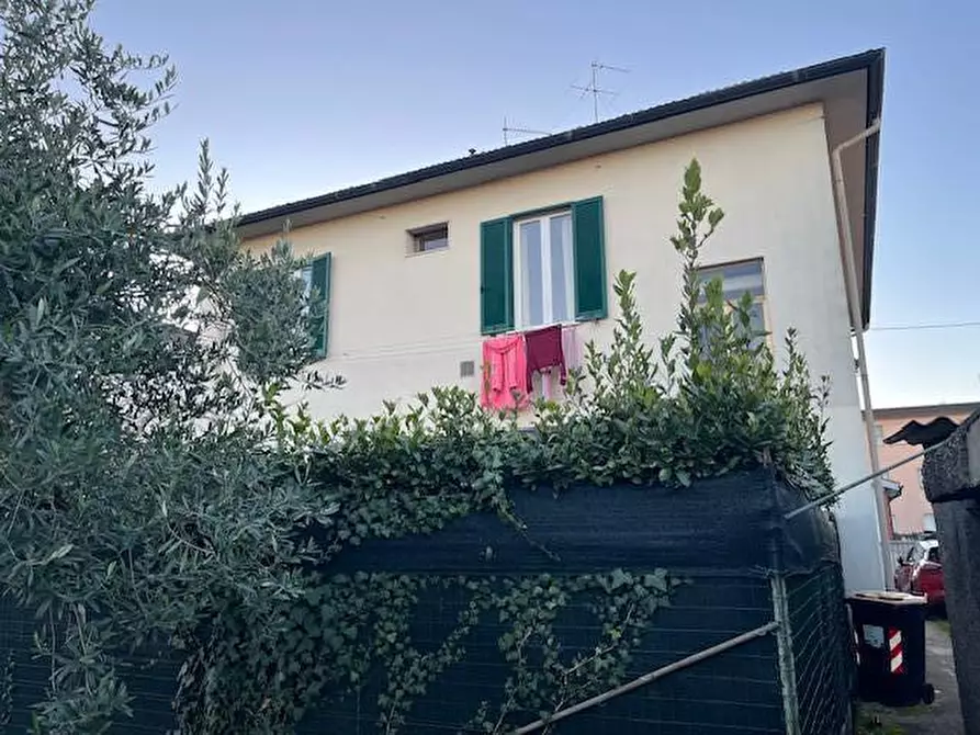 Immagine 2 di Casa bifamiliare in vendita  a Pontedera