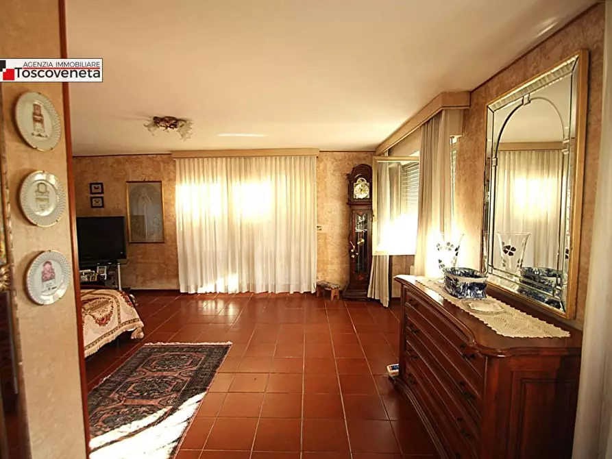 Immagine 5 di Villa in vendita  a Lucca