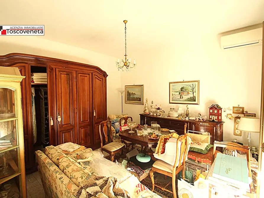 Immagine 19 di Villa in vendita  a Lucca