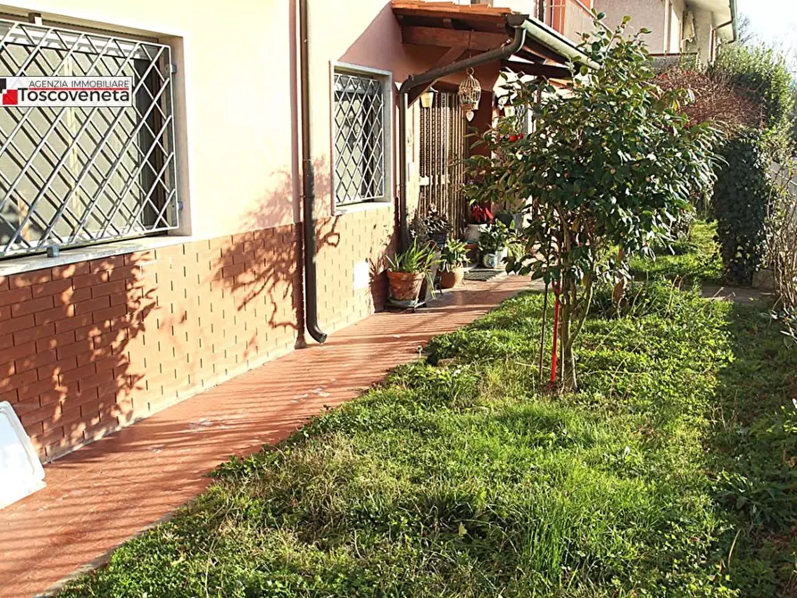 Immagine 1 di Villa in vendita  a Lucca