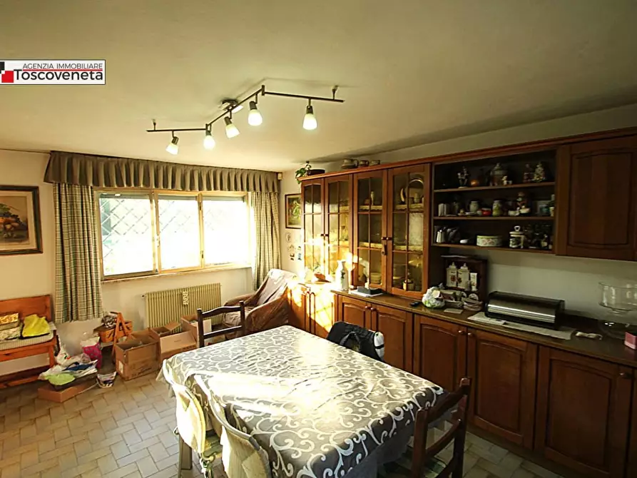 Immagine 3 di Villa in vendita  a Lucca