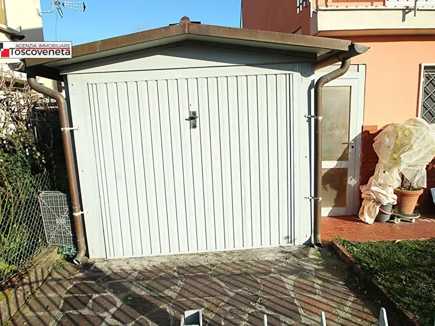 Immagine 21 di Villa in vendita  a Lucca