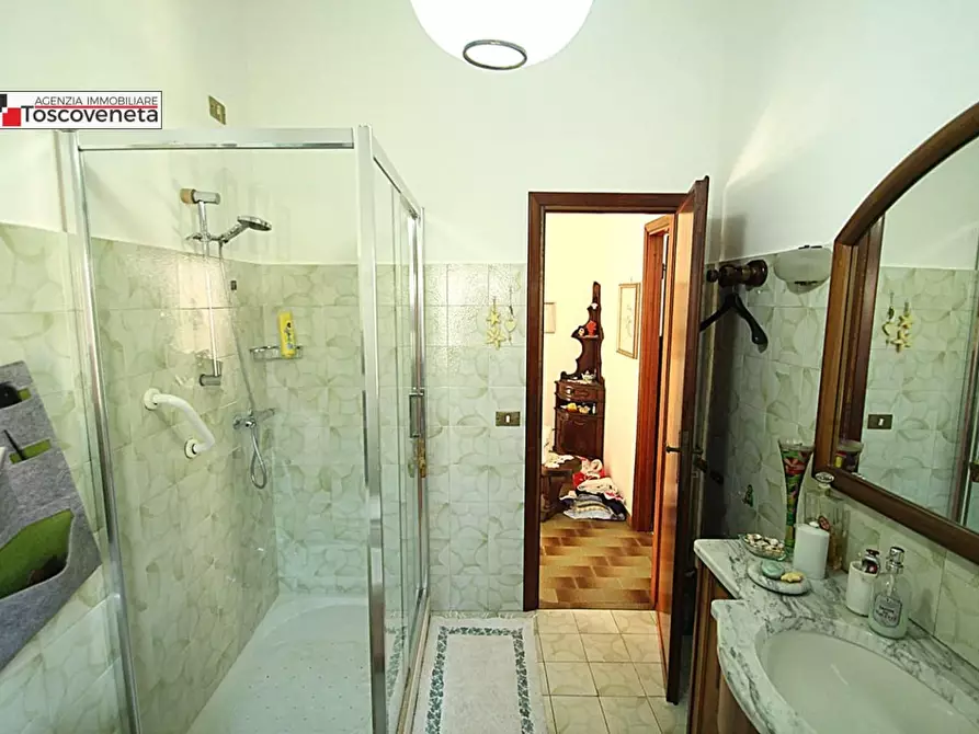 Immagine 17 di Villa in vendita  a Lucca