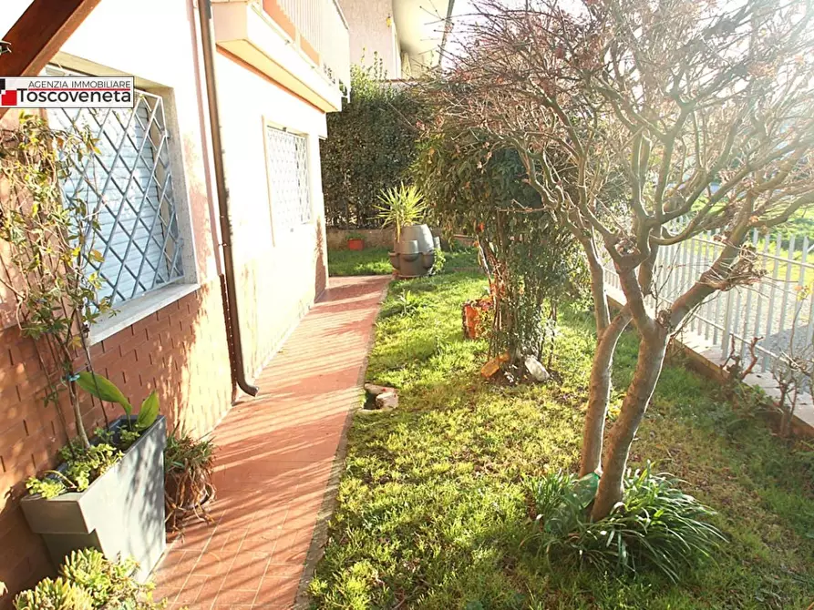 Immagine 22 di Villa in vendita  a Lucca