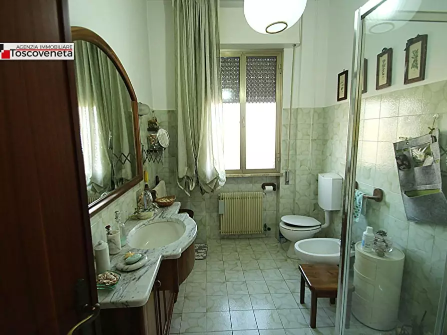 Immagine 16 di Villa in vendita  a Lucca