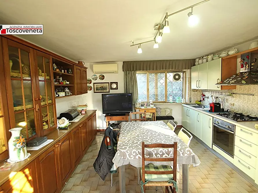 Immagine 2 di Villa in vendita  a Lucca