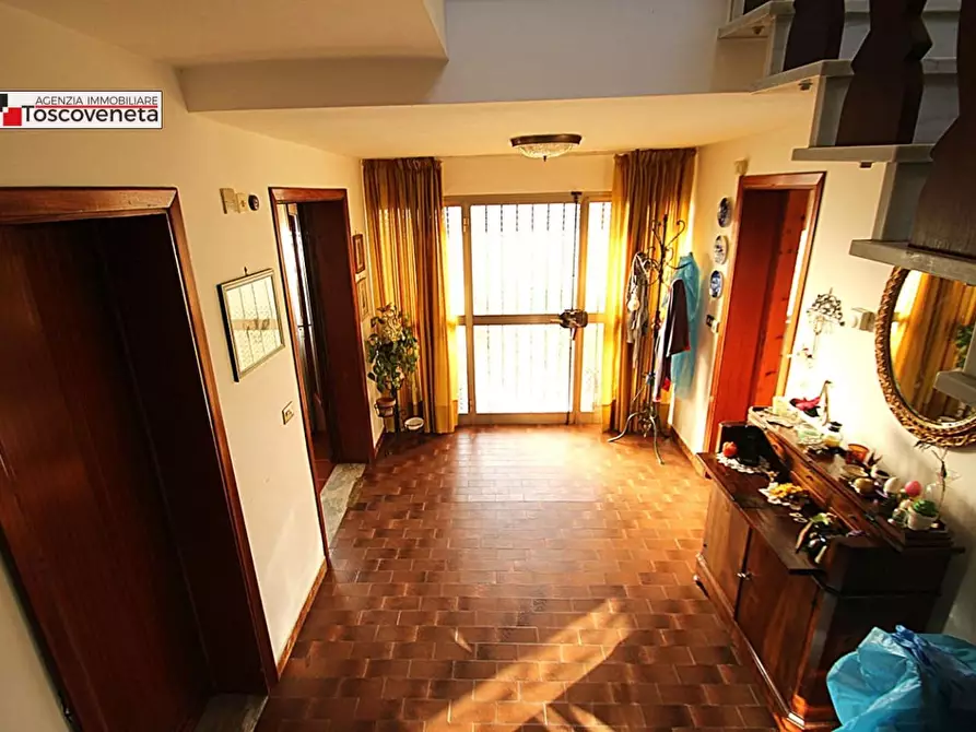 Immagine 9 di Villa in vendita  a Lucca