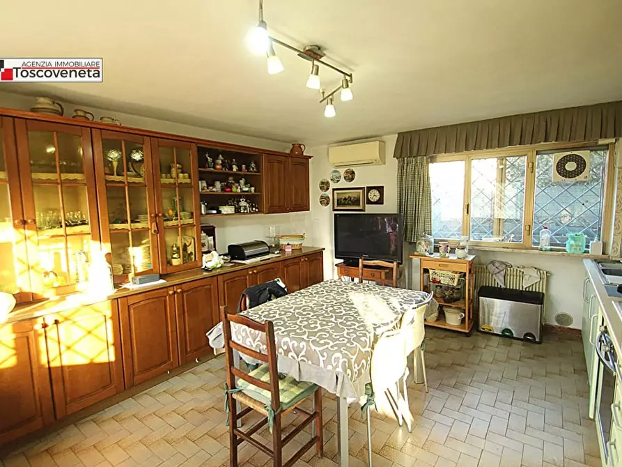 Immagine 4 di Villa in vendita  a Lucca