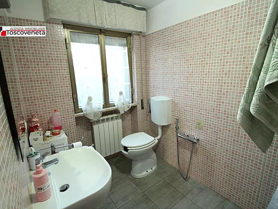 Immagine 8 di Villa in vendita  a Lucca