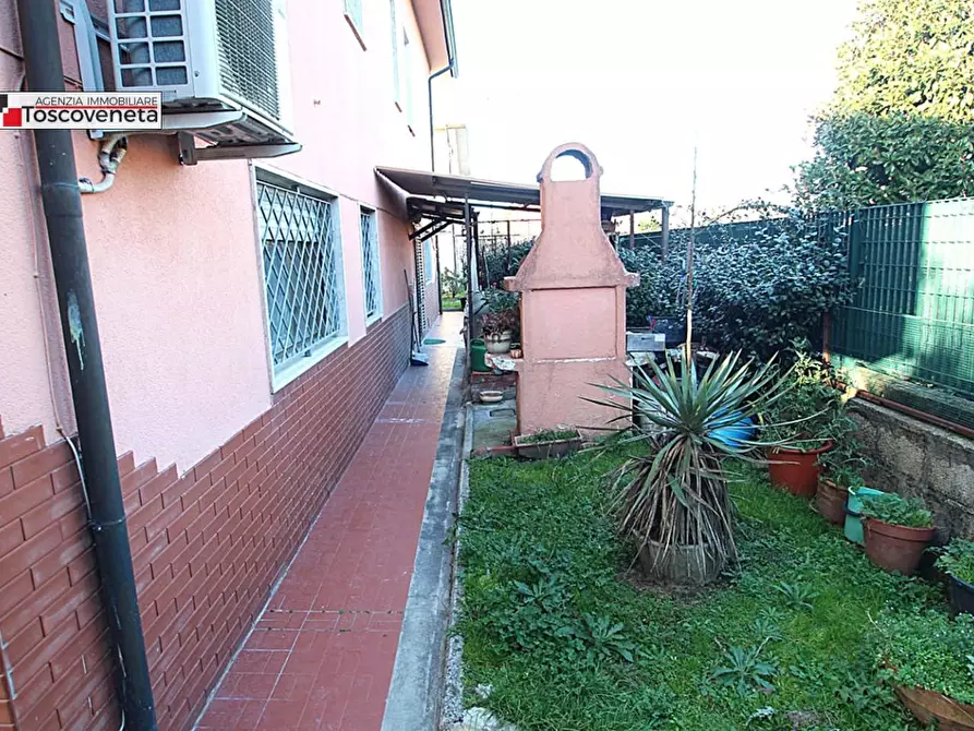 Immagine 24 di Villa in vendita  a Lucca