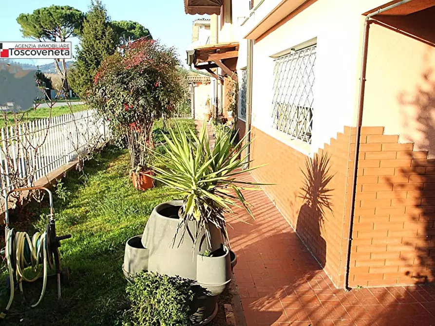 Immagine 11 di Villa in vendita  a Lucca