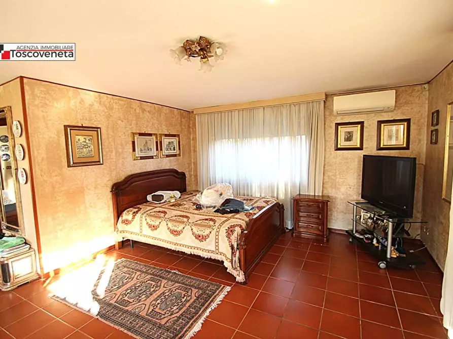 Immagine 6 di Villa in vendita  a Lucca