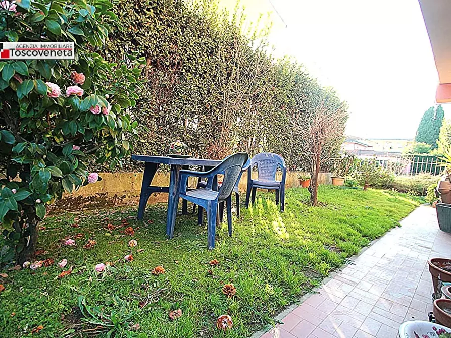 Immagine 10 di Villa in vendita  a Lucca