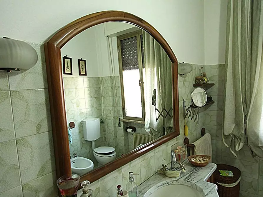 Immagine 18 di Villa in vendita  a Lucca