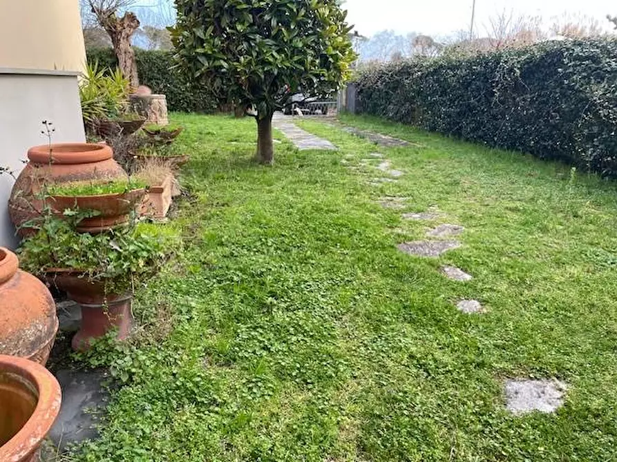 Immagine 11 di Appartamento in vendita  a Viareggio