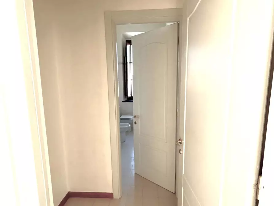 Immagine 18 di Ufficio in vendita  a Lucca