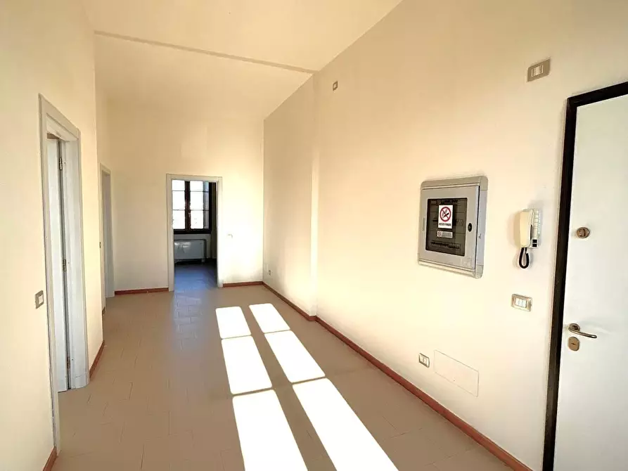 Immagine 2 di Ufficio in vendita  a Lucca