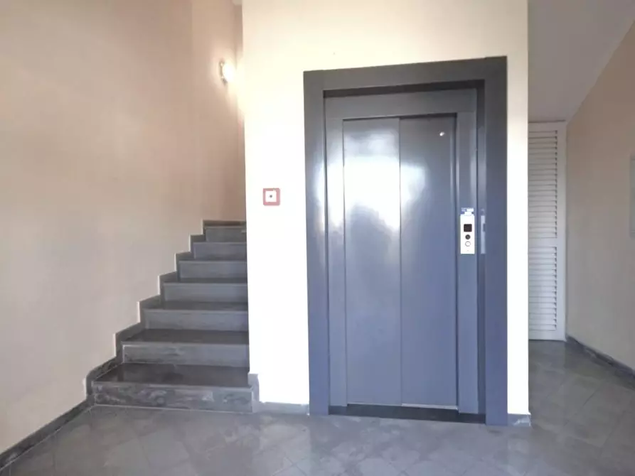 Immagine 11 di Ufficio in vendita  a Lucca