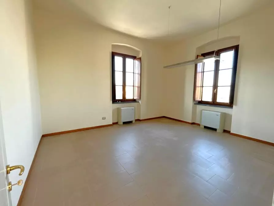 Immagine 14 di Ufficio in vendita  a Lucca