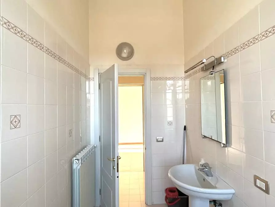 Immagine 9 di Ufficio in vendita  a Lucca