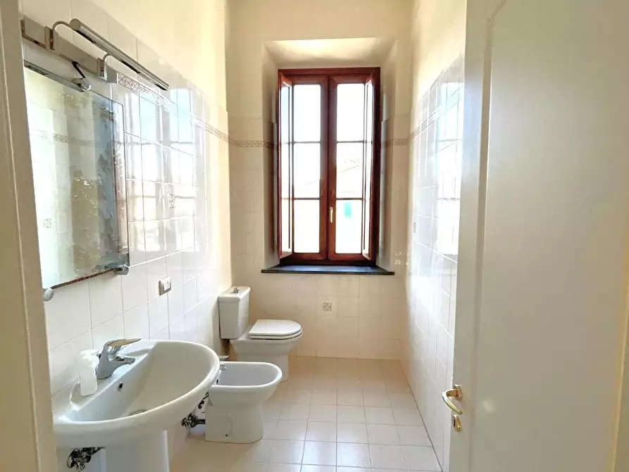 Immagine 8 di Ufficio in vendita  a Lucca