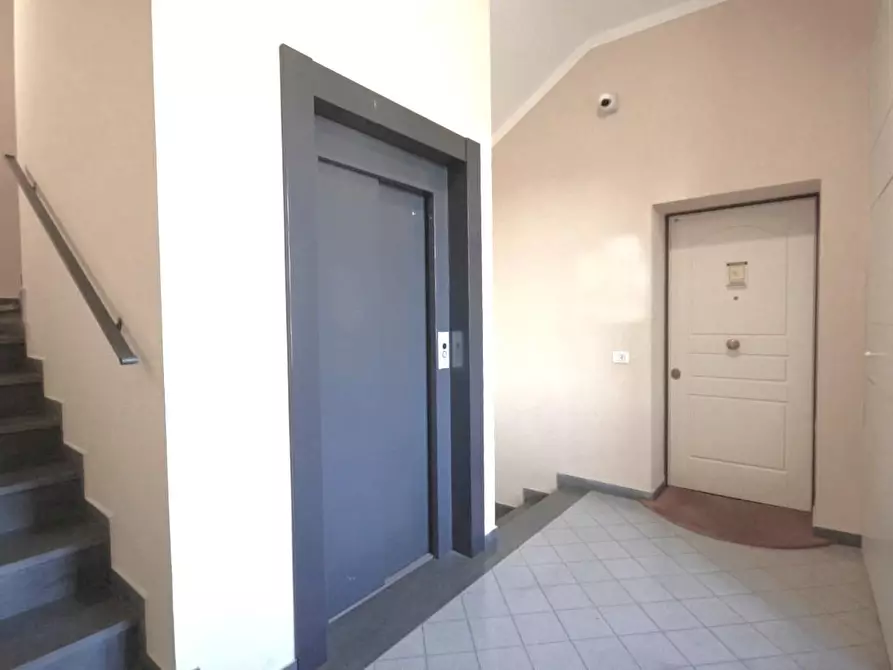 Immagine 10 di Ufficio in vendita  a Lucca