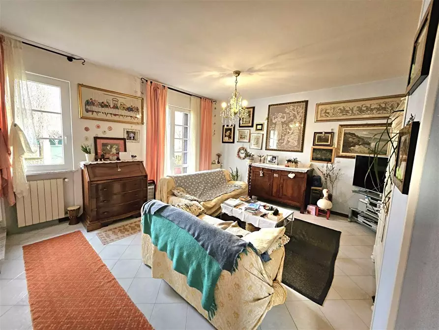 Immagine 2 di Casa trifamiliare in vendita  a Massa