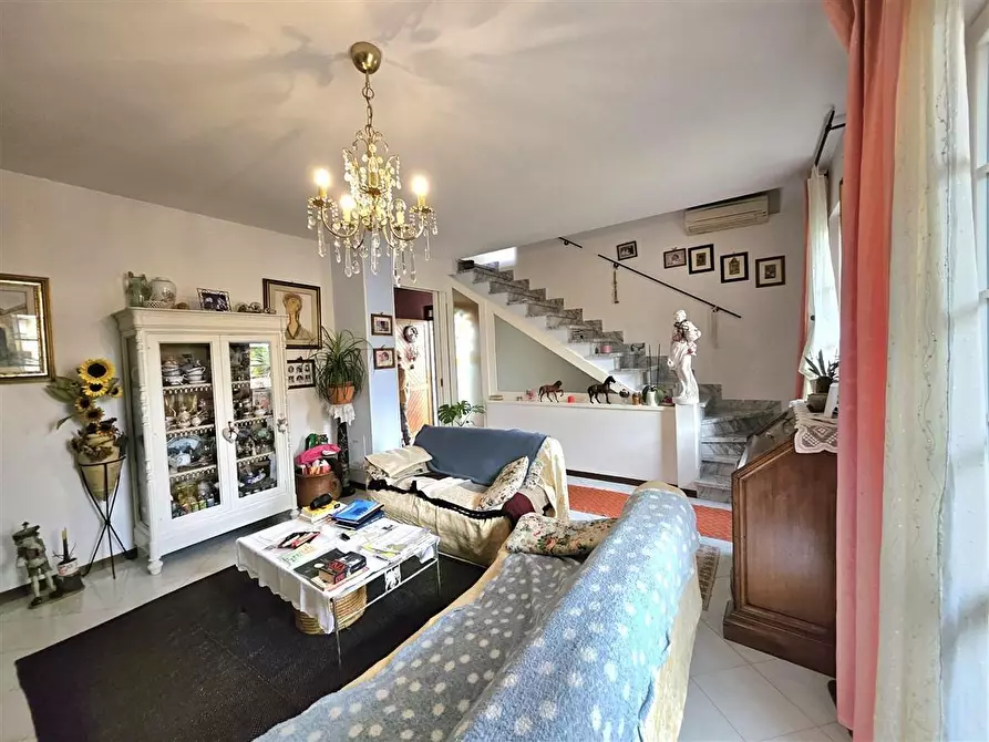 Immagine 4 di Casa trifamiliare in vendita  a Massa