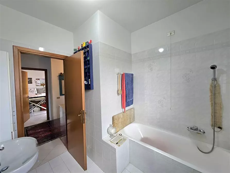 Immagine 15 di Casa trifamiliare in vendita  a Massa