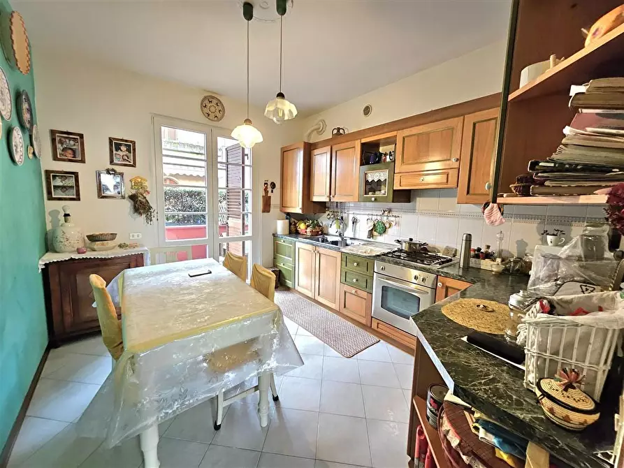 Immagine 6 di Casa trifamiliare in vendita  a Massa