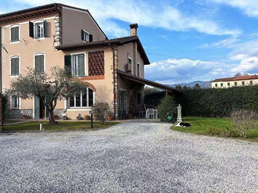 Immagine 2 di Rustico / casale in vendita  a Lucca