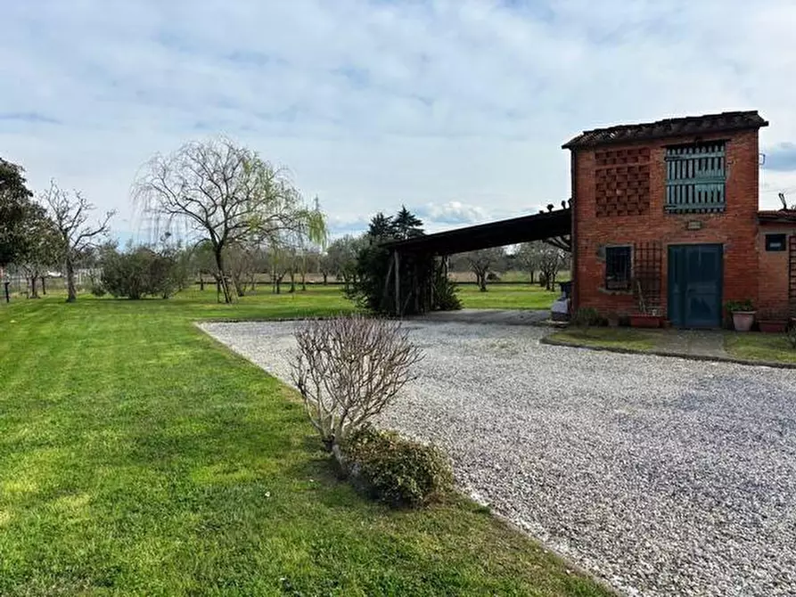 Immagine 3 di Rustico / casale in vendita  a Lucca