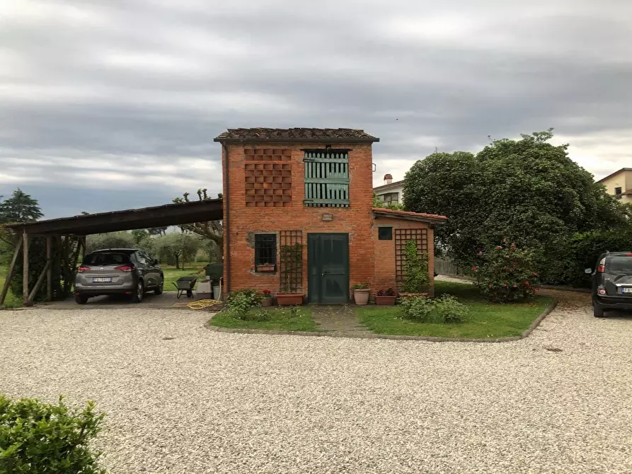Immagine 4 di Rustico / casale in vendita  a Lucca