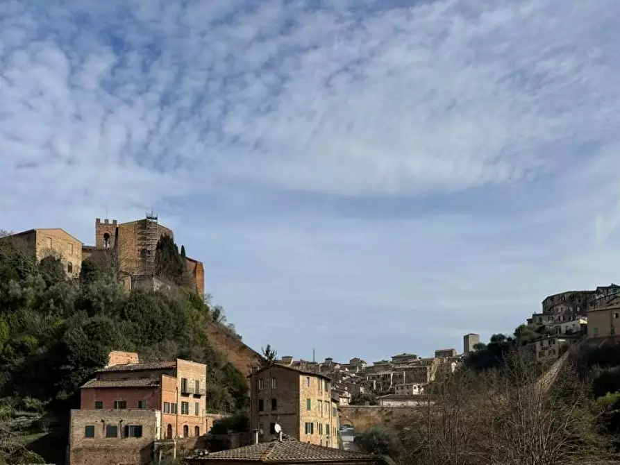 Immagine 2 di Appartamento in vendita  a Siena