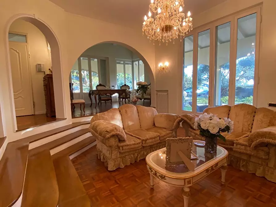 Immagine 1 di Villa in vendita  a San Giuliano Terme